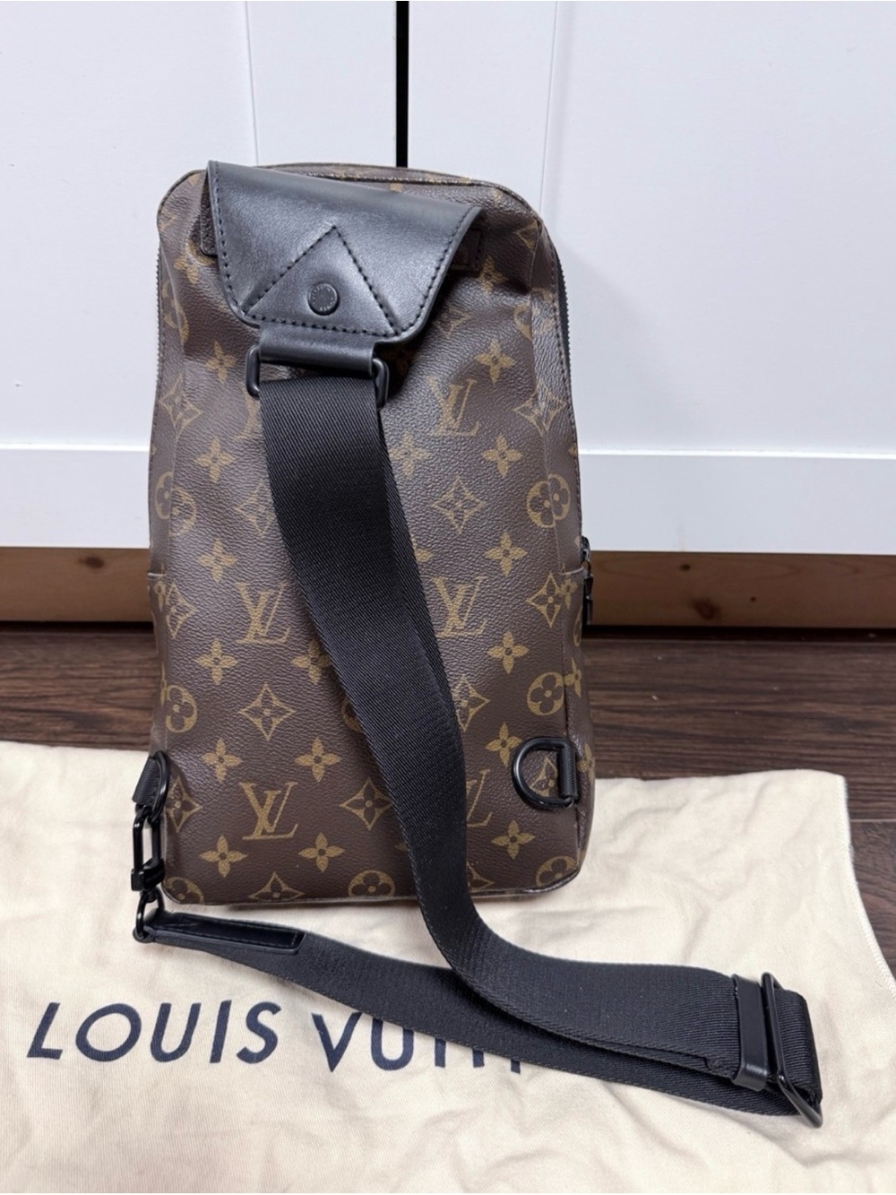 Authentic Louis Vuitton Avenue Sling Bag - Picture 6 of 13